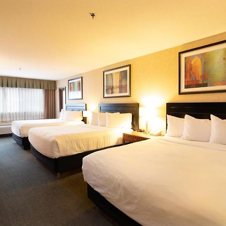 Hotel Kelowna & Conference Centre Екстериор снимка