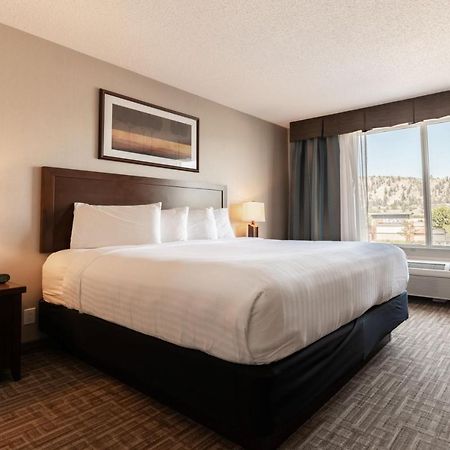 Hotel Kelowna & Conference Centre Екстериор снимка