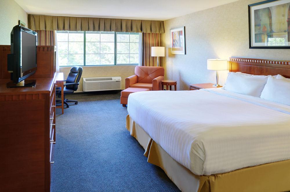 Hotel Kelowna & Conference Centre Екстериор снимка