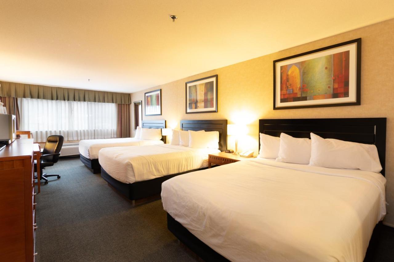 Hotel Kelowna & Conference Centre Екстериор снимка