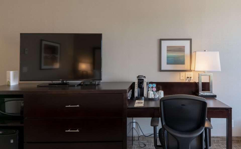 Hotel Kelowna & Conference Centre Стая снимка