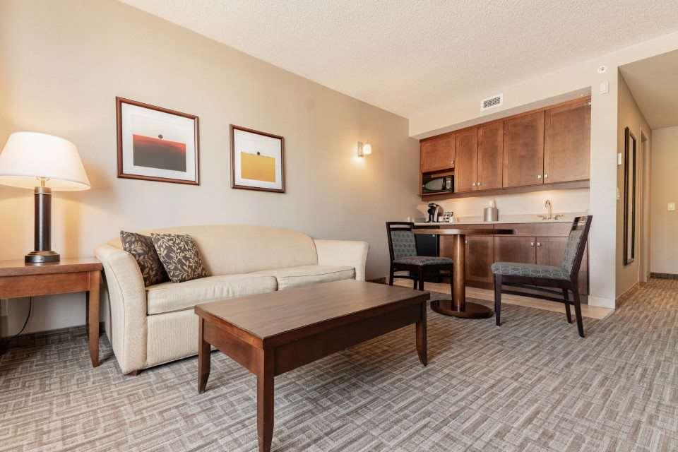Hotel Kelowna & Conference Centre Стая снимка