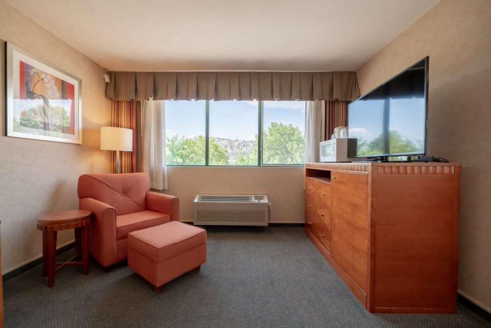 Hotel Kelowna & Conference Centre Стая снимка