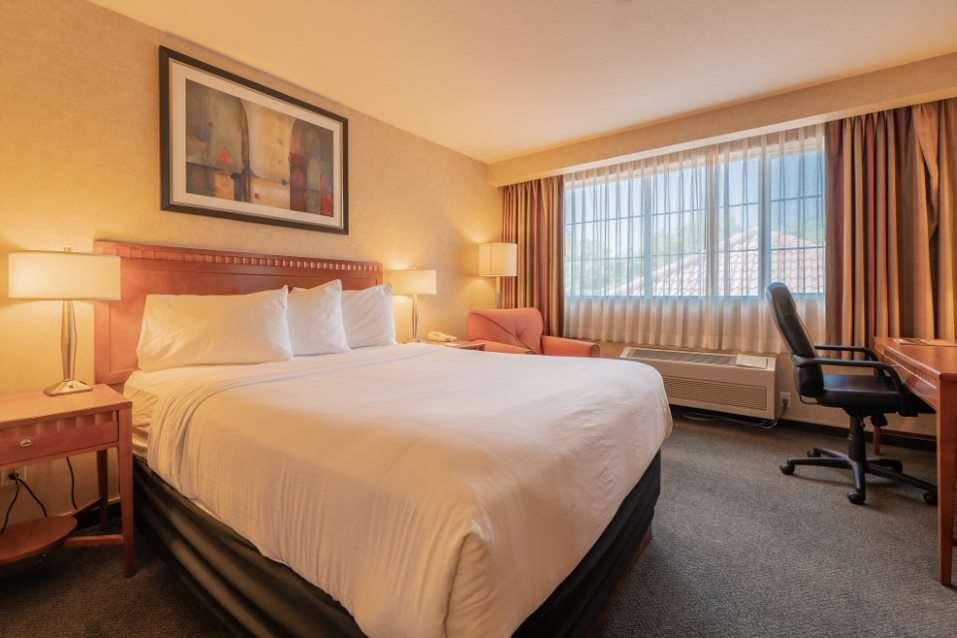 Hotel Kelowna & Conference Centre Стая снимка