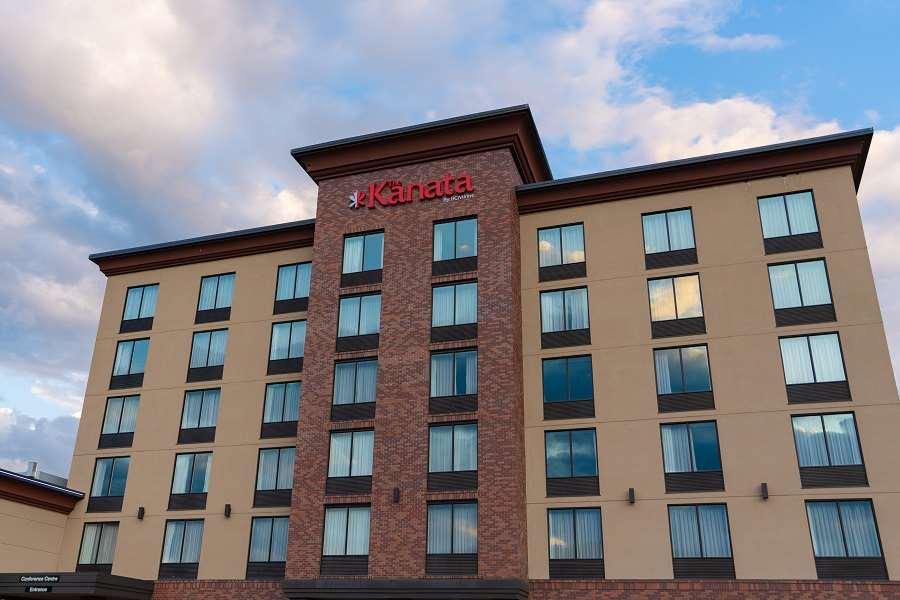 Hotel Kelowna & Conference Centre Екстериор снимка