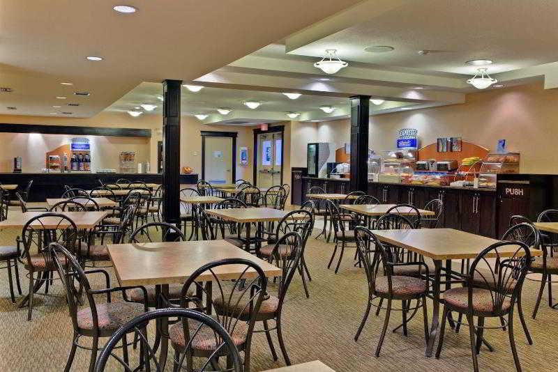 Hotel Kelowna & Conference Centre Екстериор снимка
