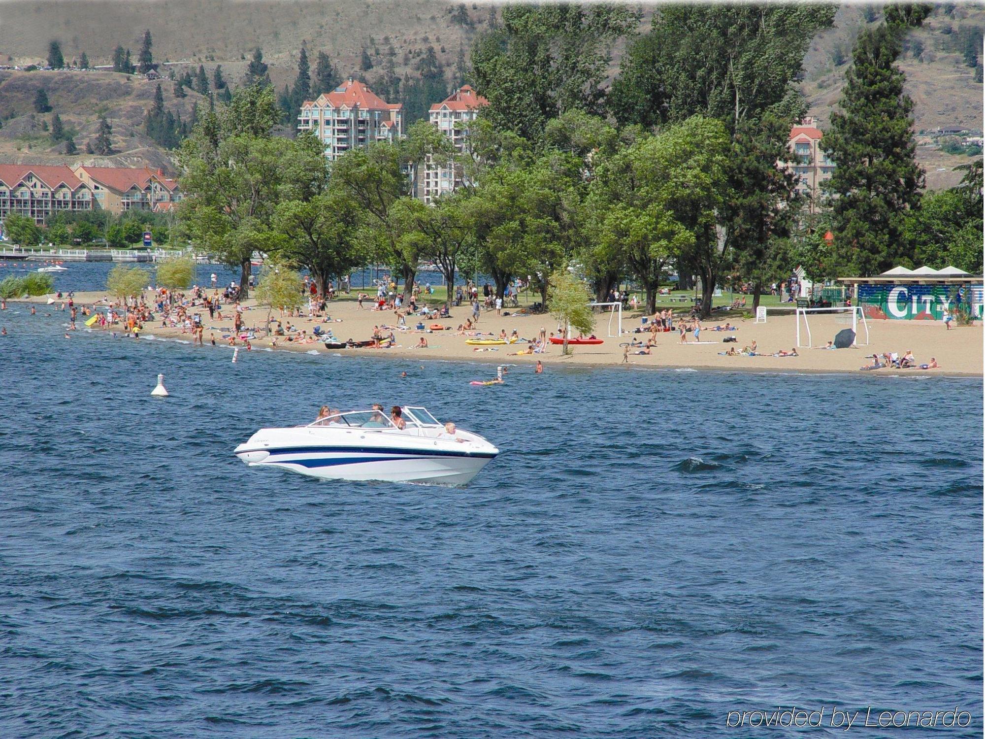 Hotel Kelowna & Conference Centre Екстериор снимка