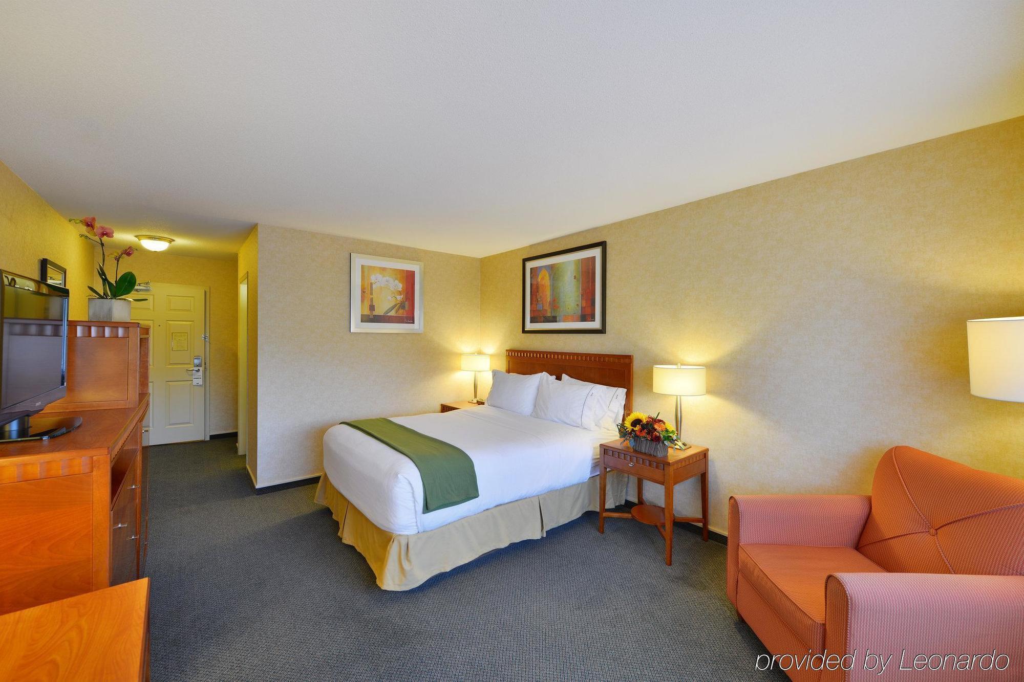 Hotel Kelowna & Conference Centre Екстериор снимка
