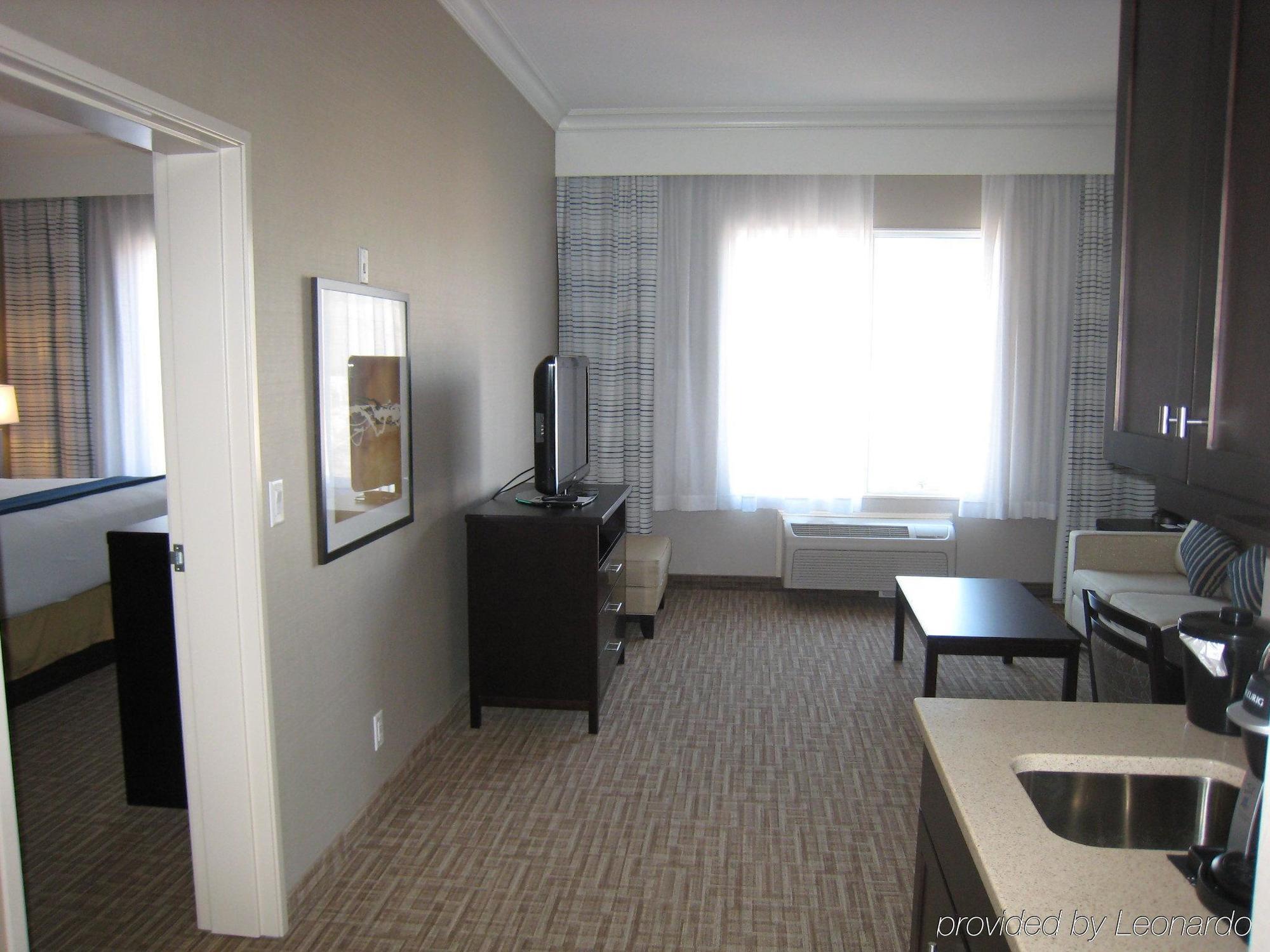 Hotel Kelowna & Conference Centre Екстериор снимка