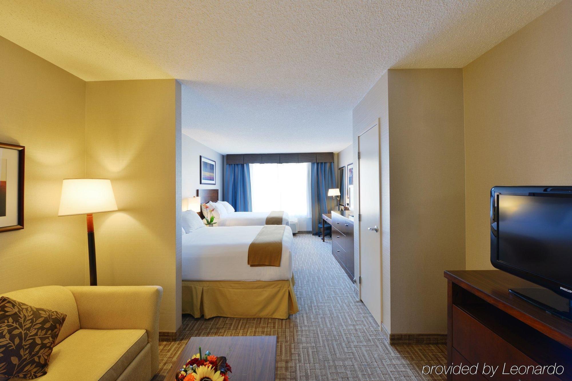 Hotel Kelowna & Conference Centre Екстериор снимка