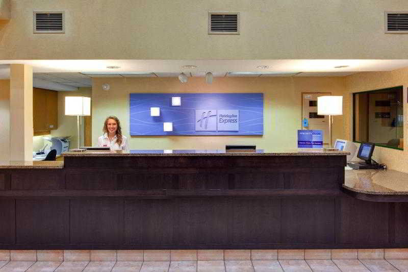 Hotel Kelowna & Conference Centre Екстериор снимка