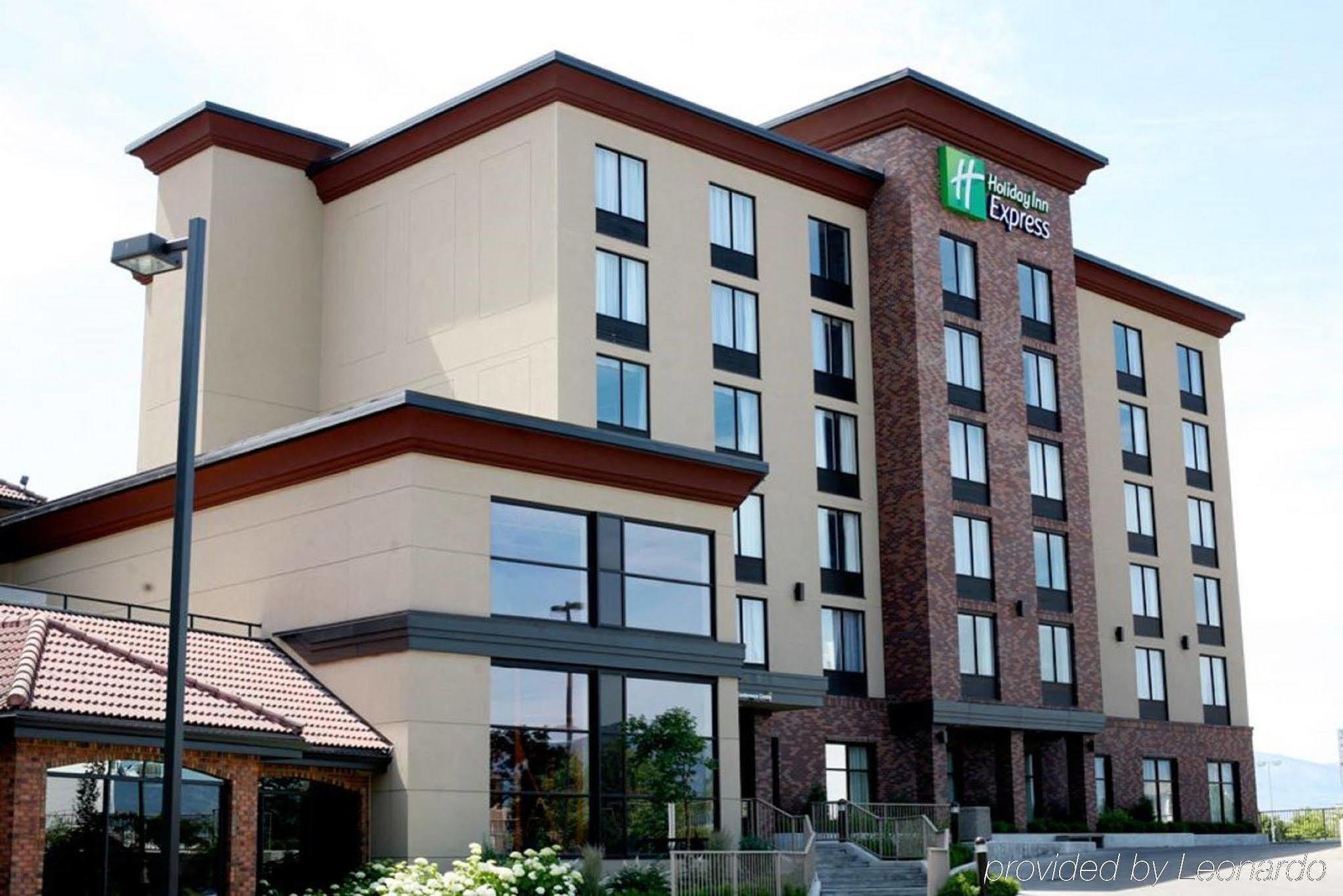 Hotel Kelowna & Conference Centre Екстериор снимка