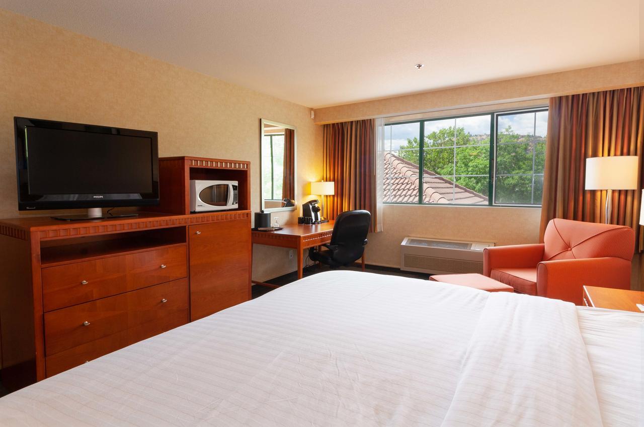 Hotel Kelowna & Conference Centre Екстериор снимка