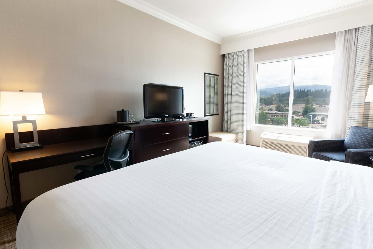 Hotel Kelowna & Conference Centre Екстериор снимка