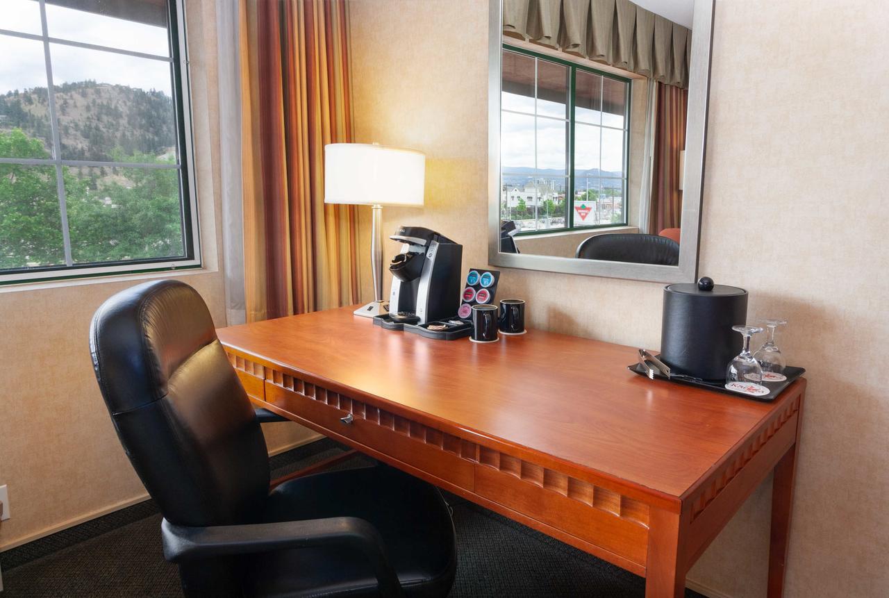 Hotel Kelowna & Conference Centre Екстериор снимка