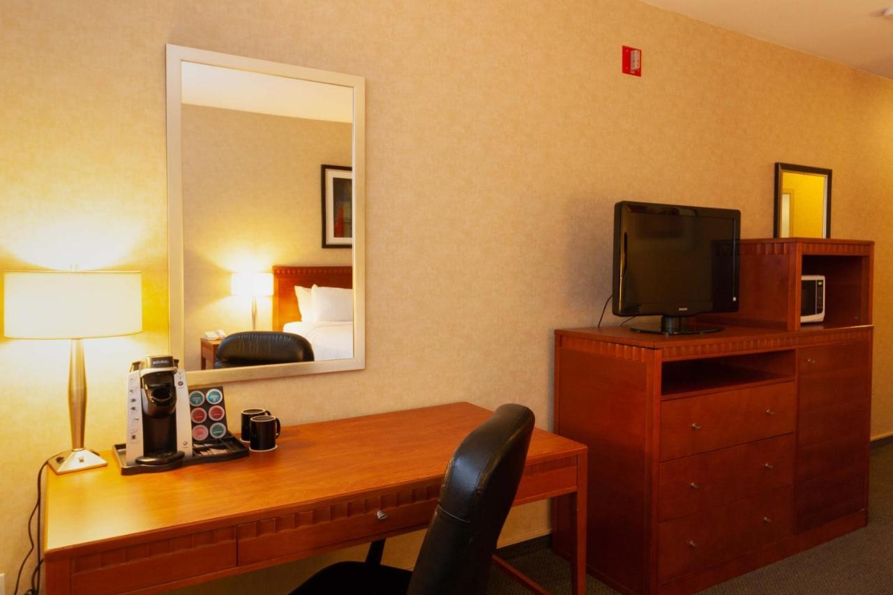 Hotel Kelowna & Conference Centre Екстериор снимка
