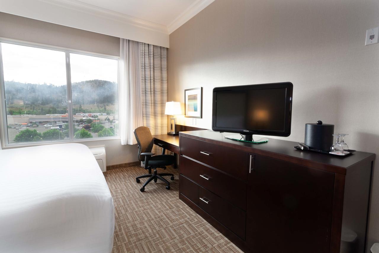 Hotel Kelowna & Conference Centre Екстериор снимка