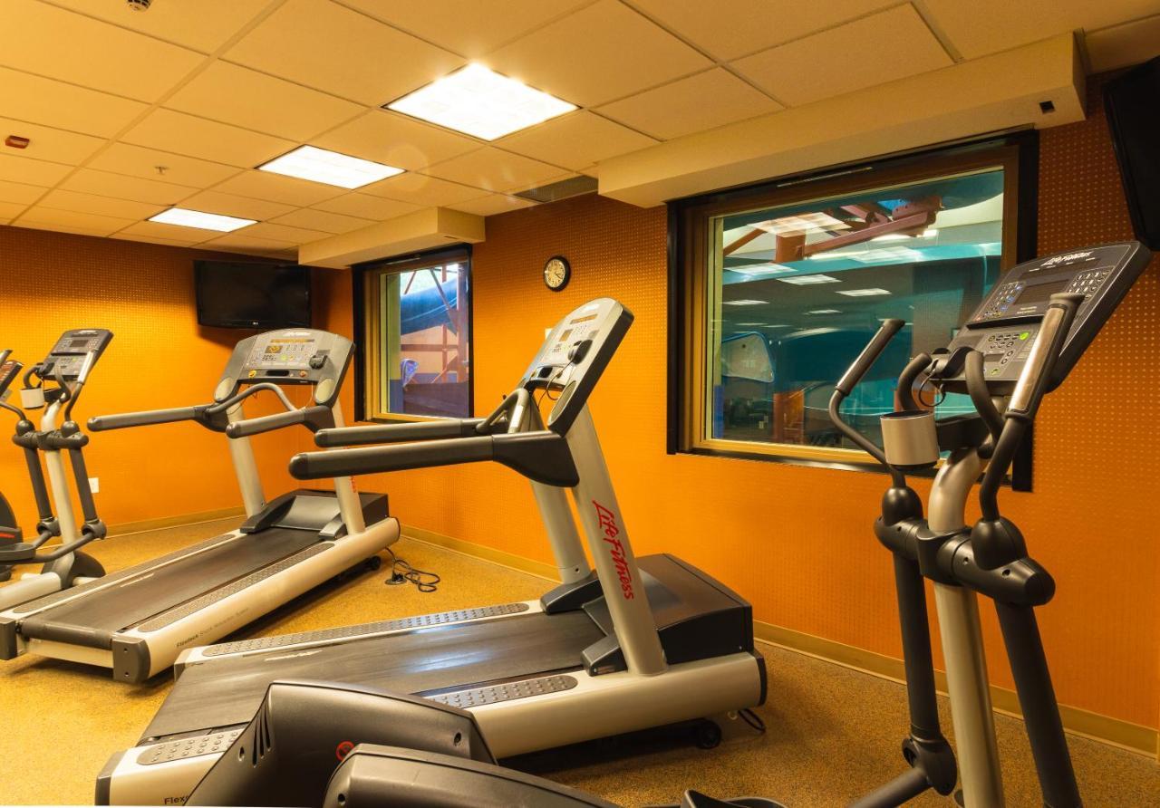 Hotel Kelowna & Conference Centre Екстериор снимка