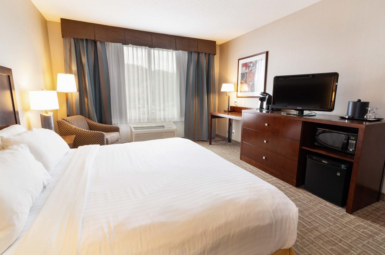 Hotel Kelowna & Conference Centre Екстериор снимка
