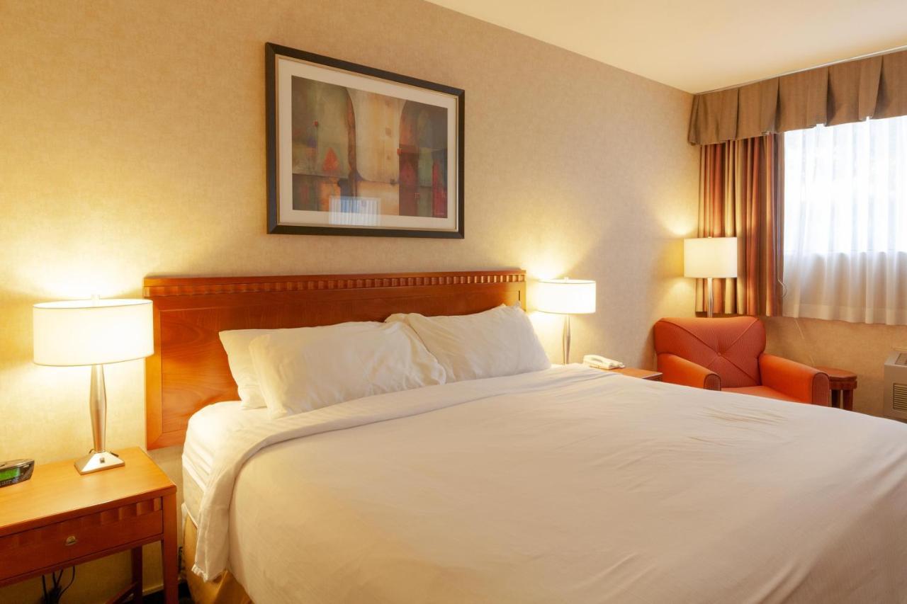 Hotel Kelowna & Conference Centre Екстериор снимка