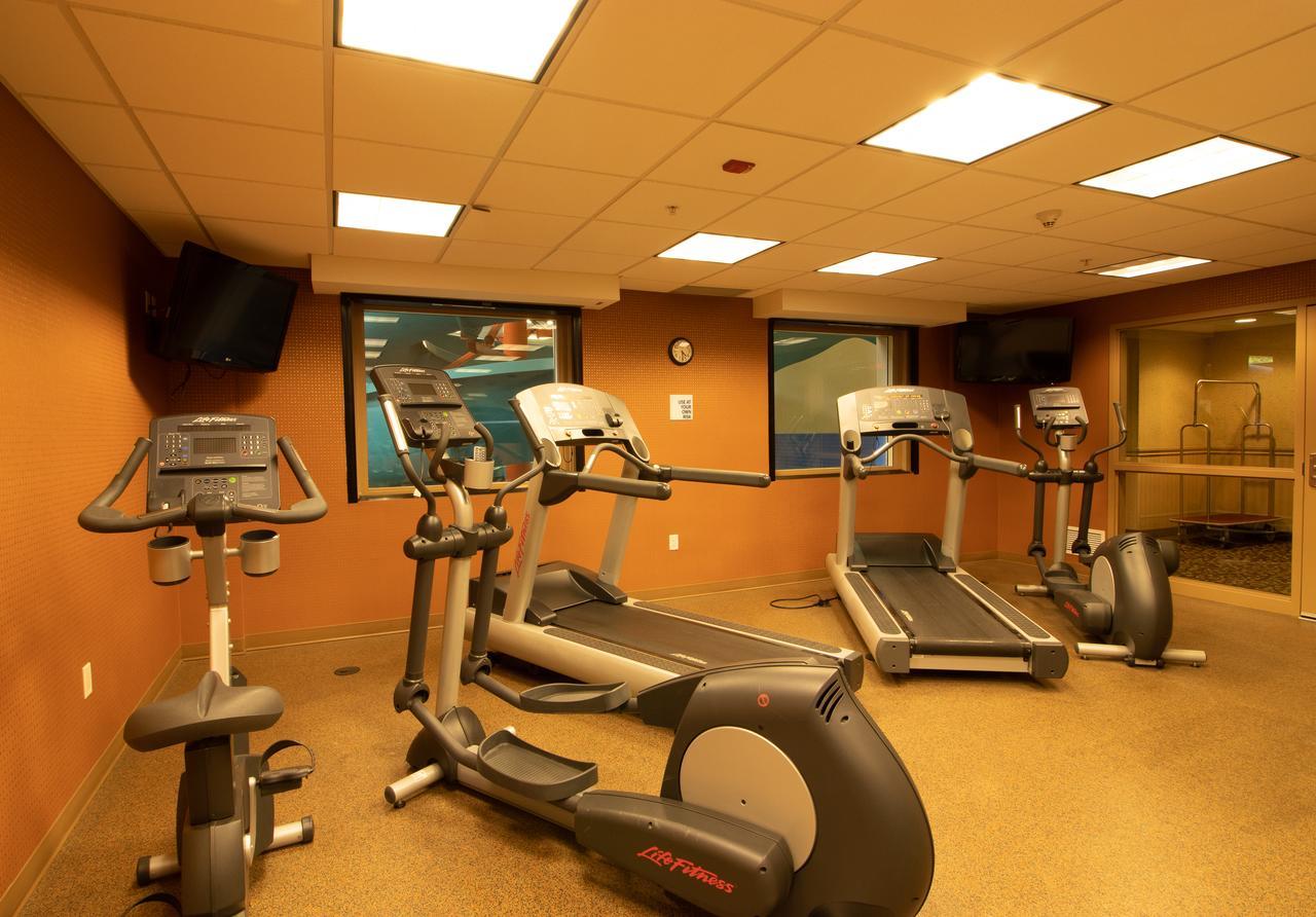 Hotel Kelowna & Conference Centre Екстериор снимка