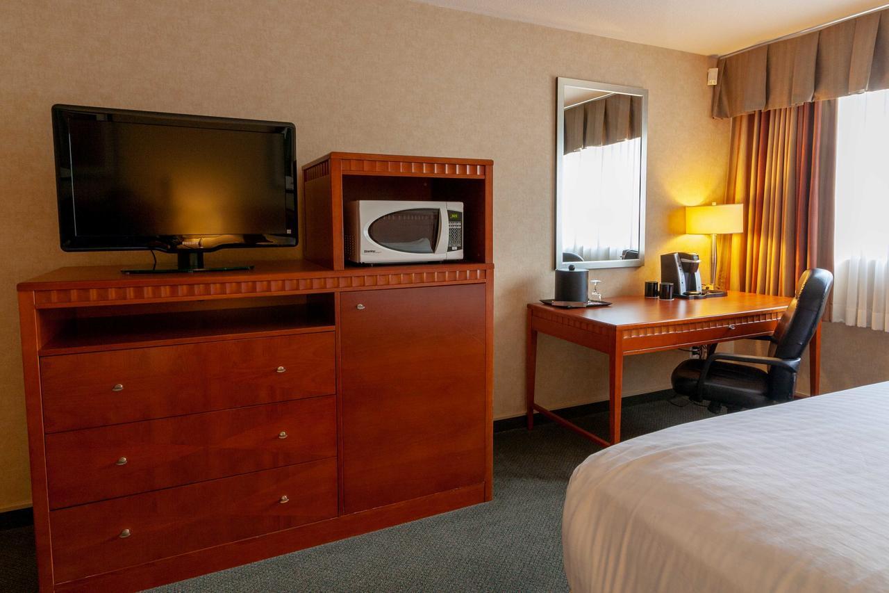 Hotel Kelowna & Conference Centre Екстериор снимка