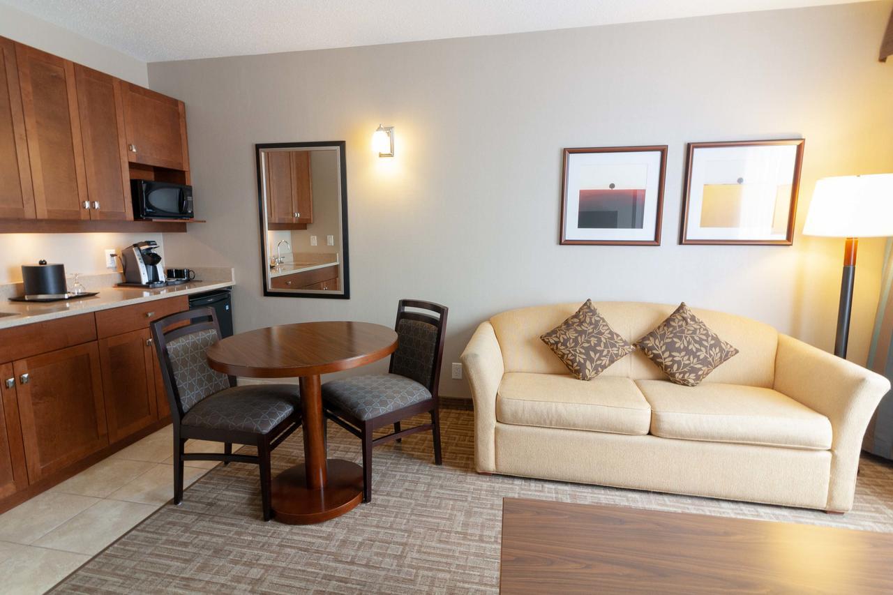 Hotel Kelowna & Conference Centre Екстериор снимка