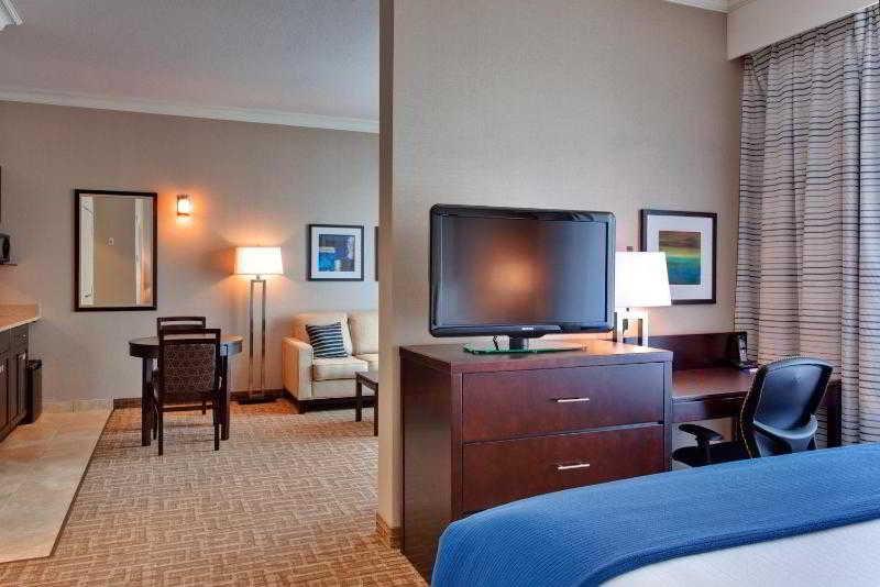 Hotel Kelowna & Conference Centre Екстериор снимка