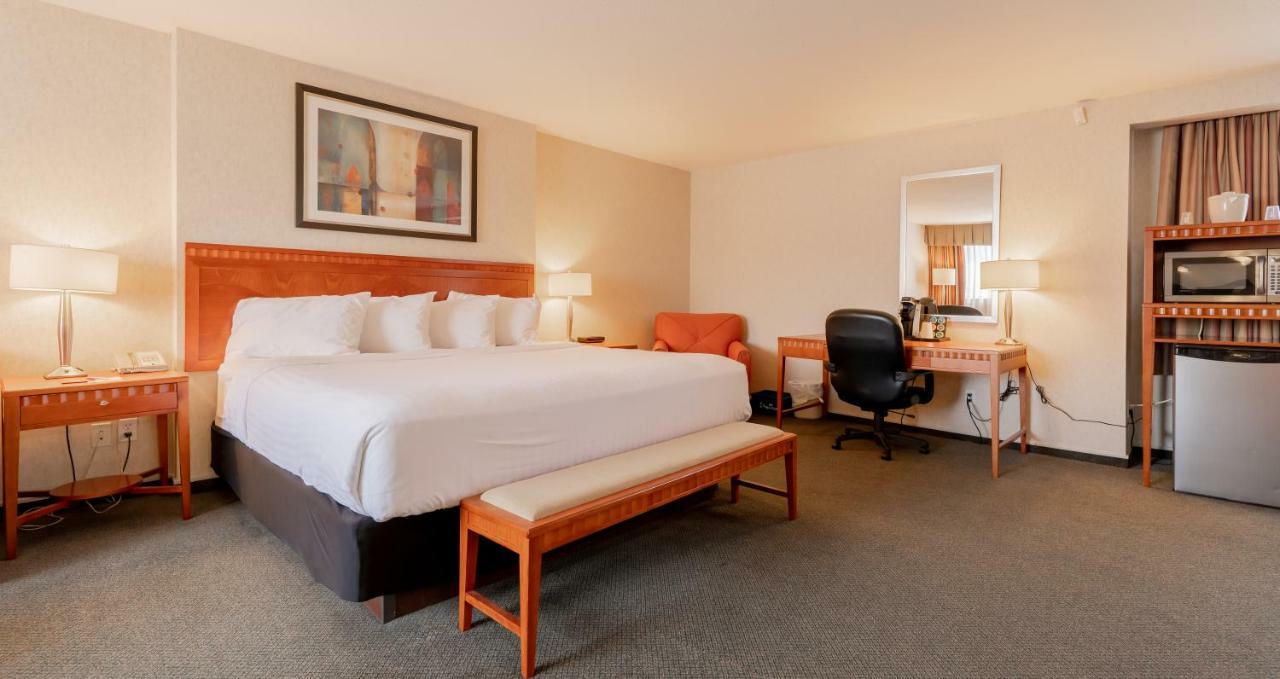 Hotel Kelowna & Conference Centre Екстериор снимка