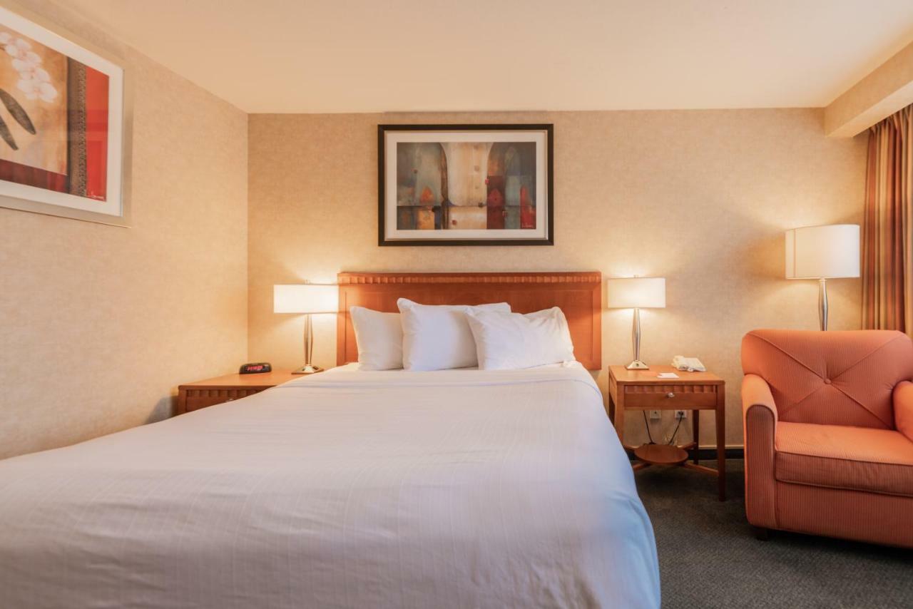 Hotel Kelowna & Conference Centre Екстериор снимка