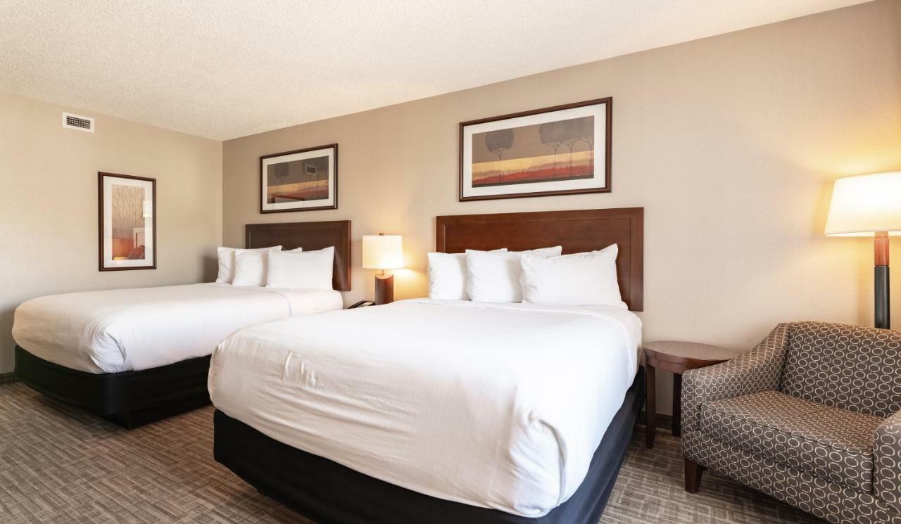 Hotel Kelowna & Conference Centre Екстериор снимка