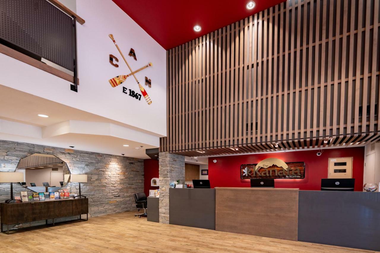 Hotel Kelowna & Conference Centre Екстериор снимка