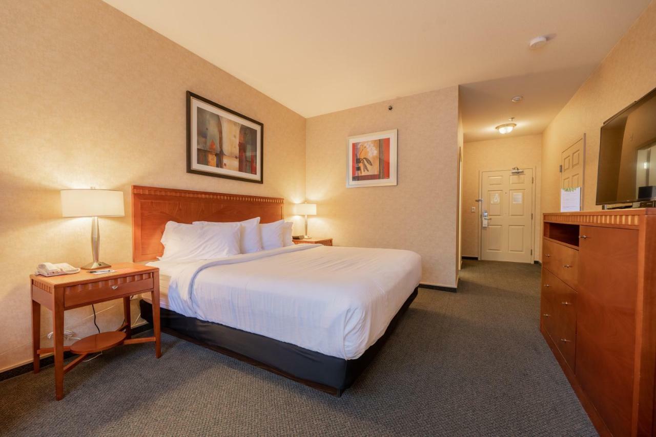 Hotel Kelowna & Conference Centre Екстериор снимка