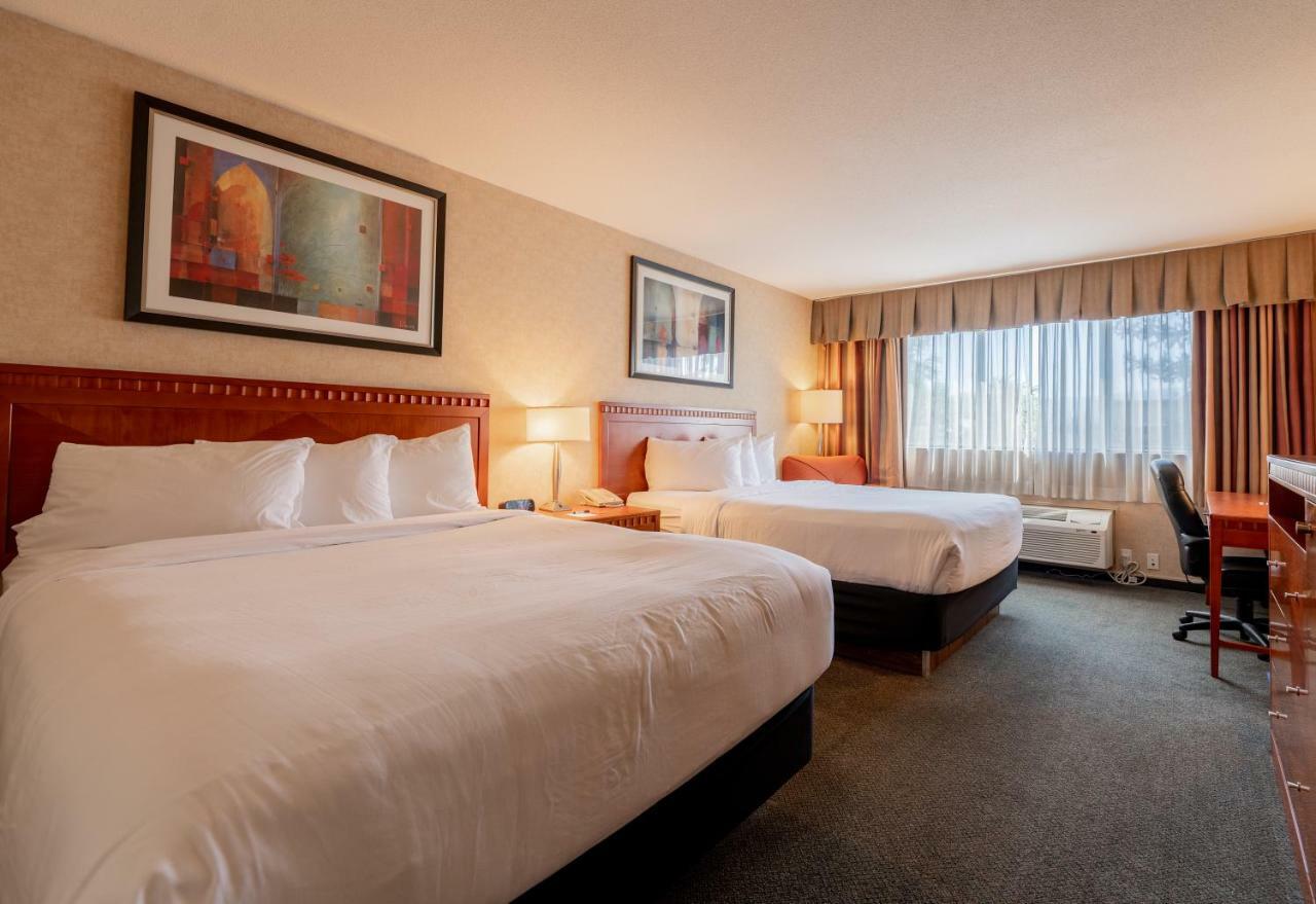 Hotel Kelowna & Conference Centre Екстериор снимка