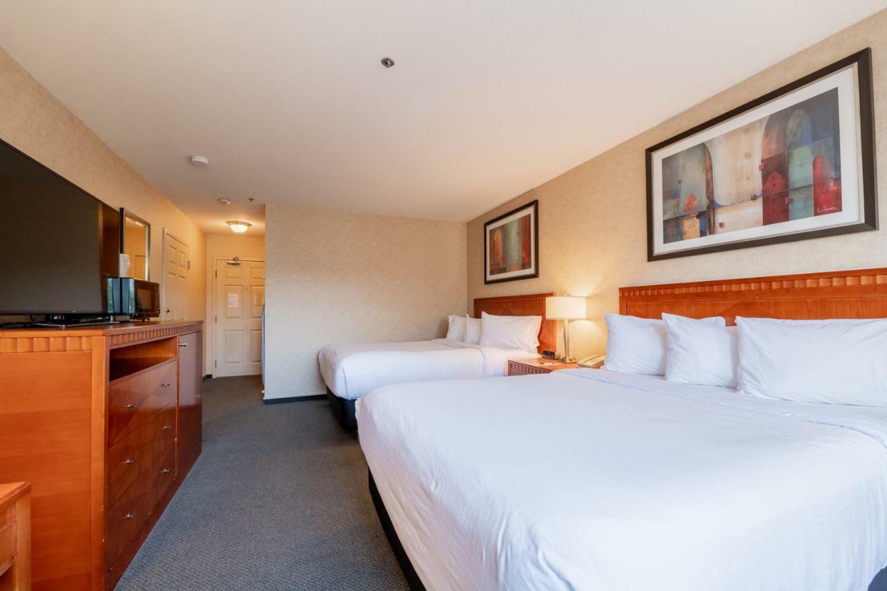 Hotel Kelowna & Conference Centre Екстериор снимка