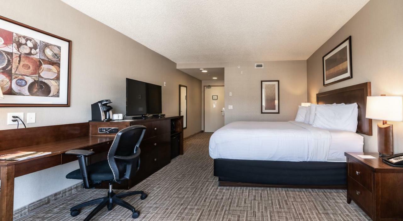 Hotel Kelowna & Conference Centre Екстериор снимка