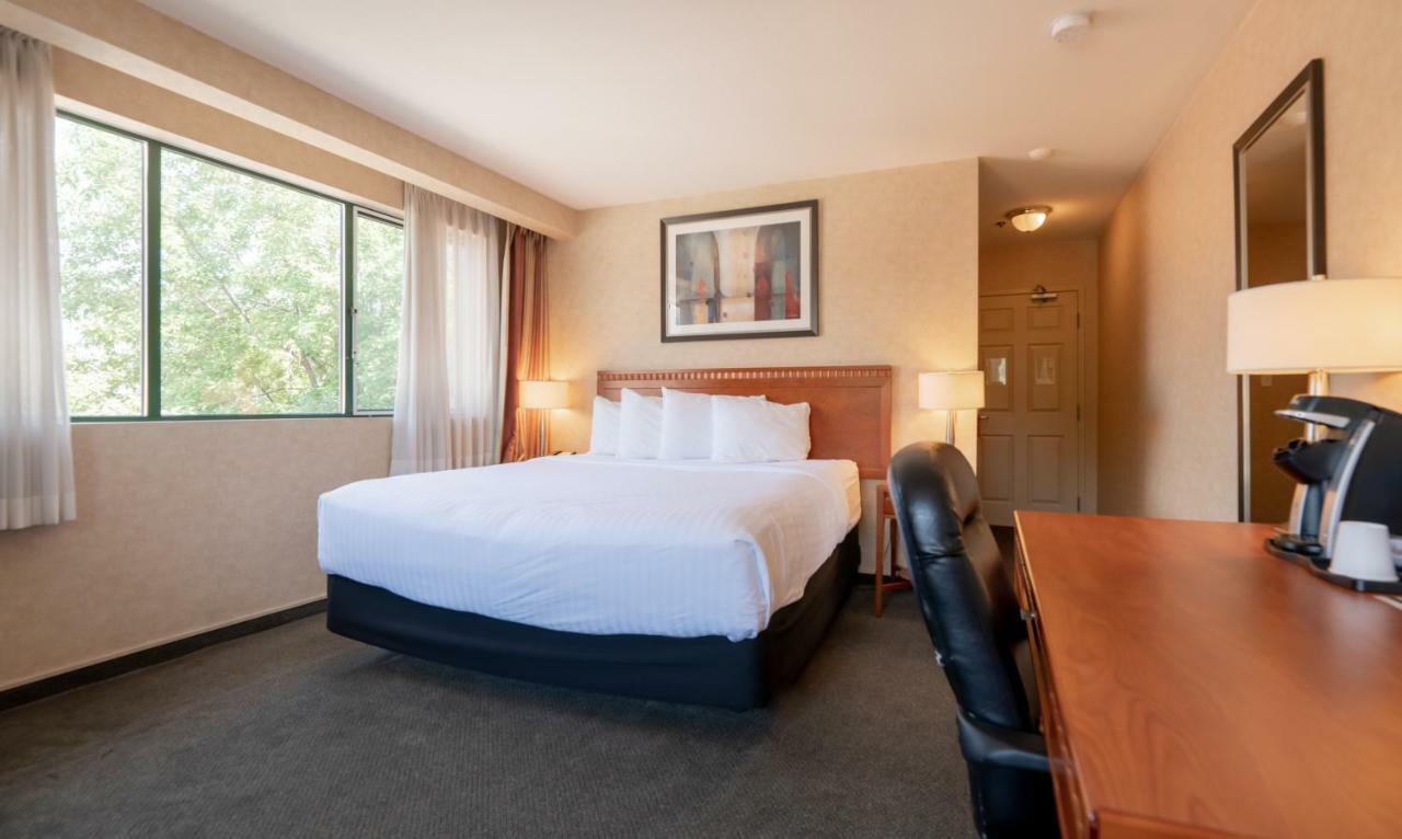 Hotel Kelowna & Conference Centre Екстериор снимка