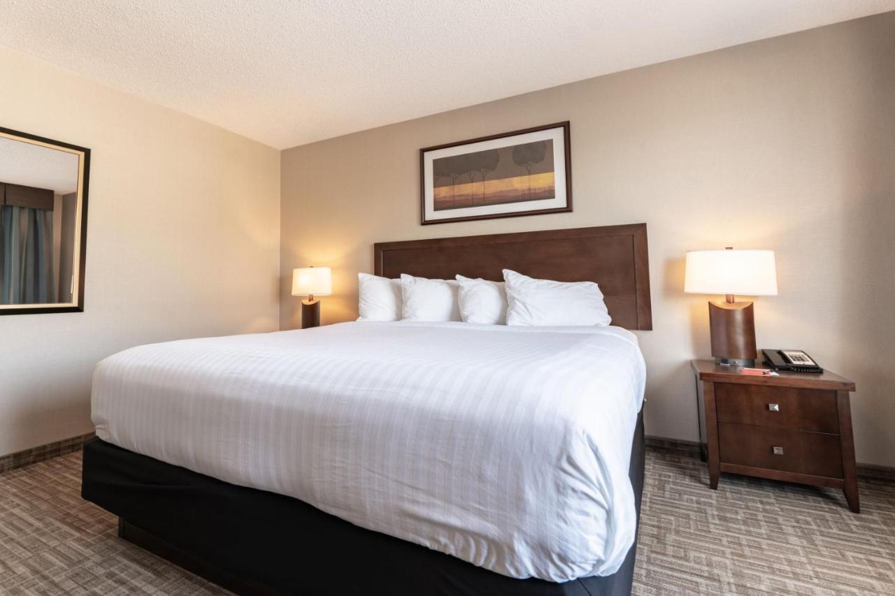 Hotel Kelowna & Conference Centre Екстериор снимка