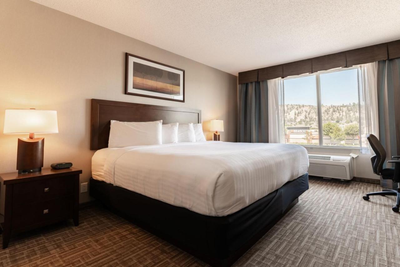 Hotel Kelowna & Conference Centre Екстериор снимка