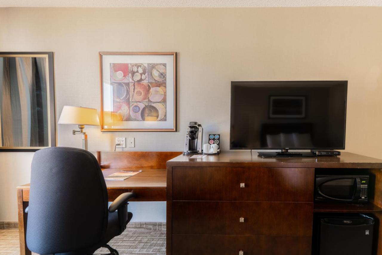 Hotel Kelowna & Conference Centre Екстериор снимка